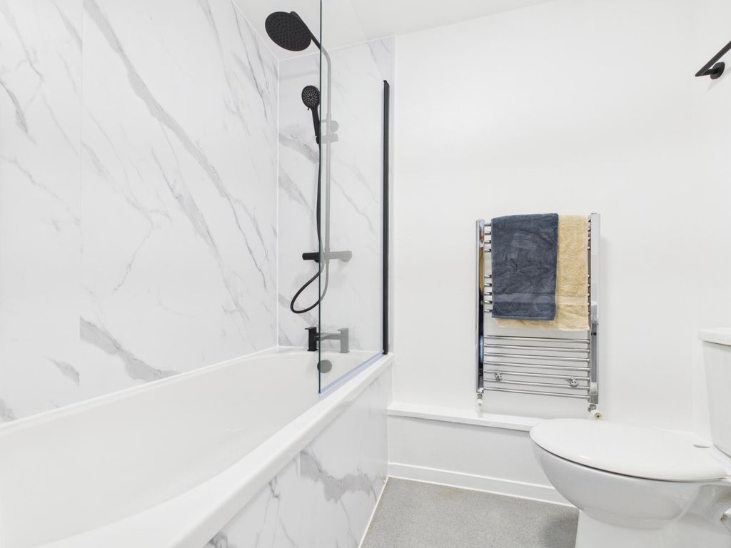 Property photo 2 of 4 Bright Modern Bathroom With Marble-Effect Wall Pan...