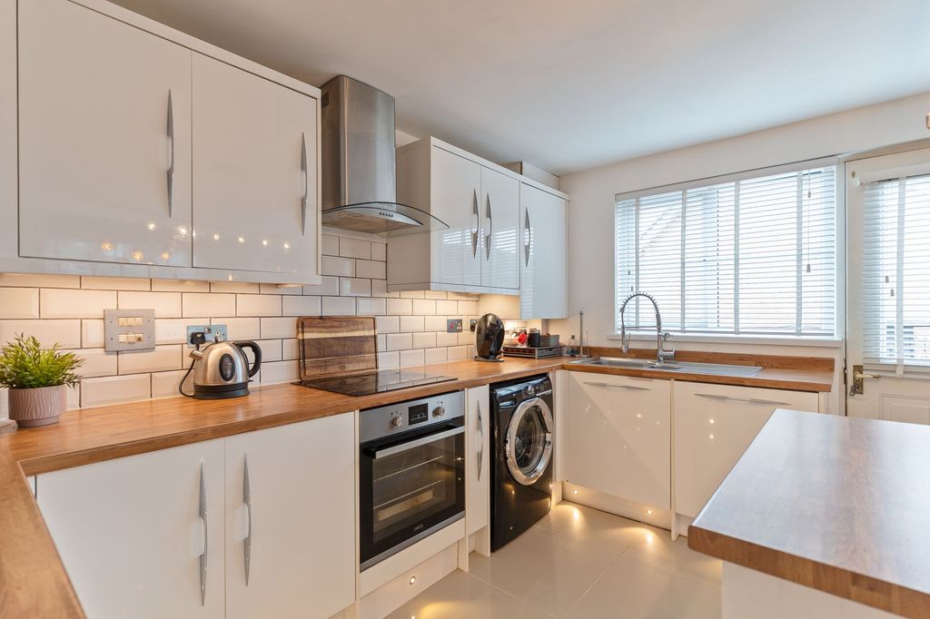 Property photo 2 of 26