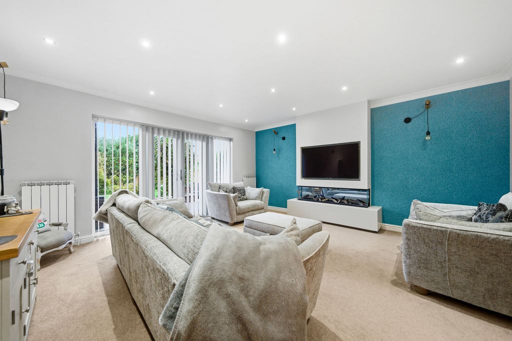 Property photo 2 of 31