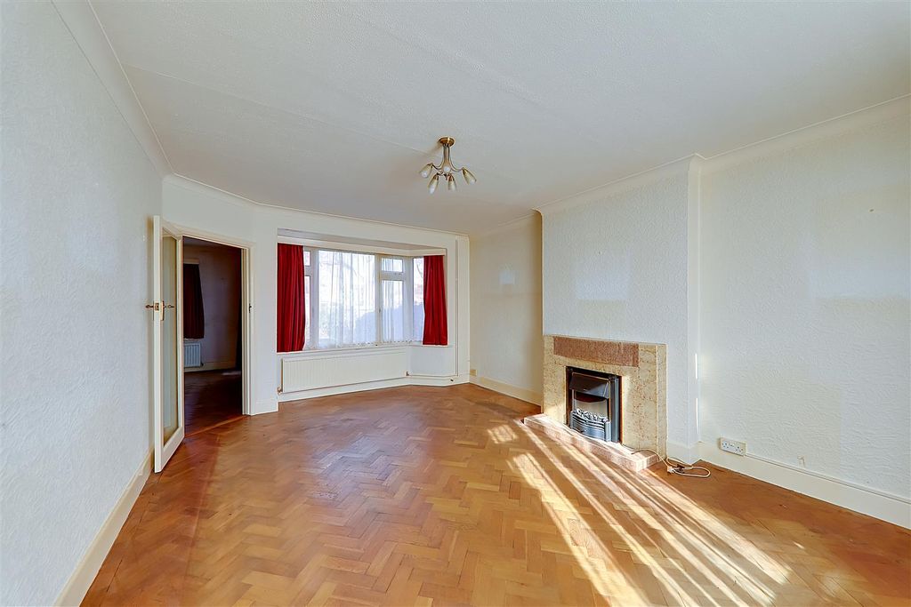 Property photo 2 of 18 Lounge