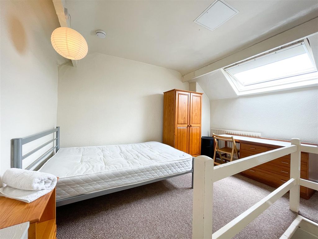 Property photo 2 of 8 37 Warwick.Jpg