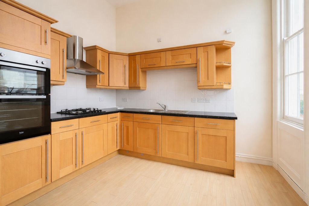 Property photo 2 of 11 Kitchen