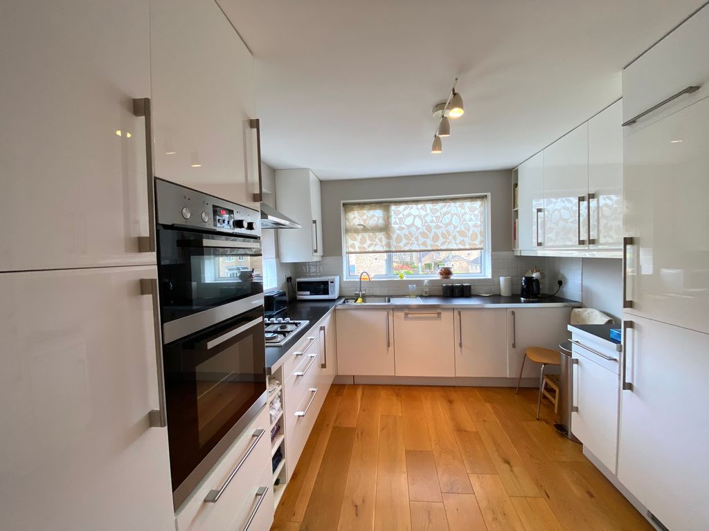 Property photo 3 of 11 Kitchen