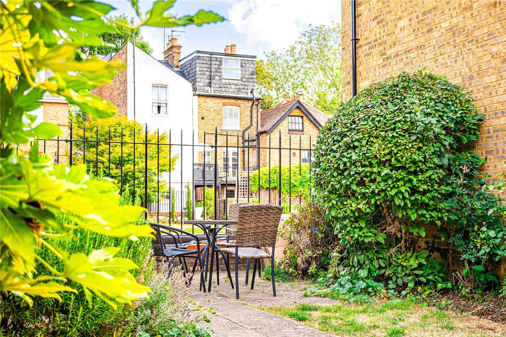 Property photo 3 of 13 Communal Gardens