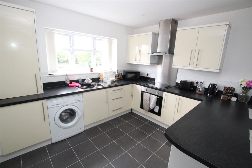 Property photo 3 of 8 Kitchen .Jpg