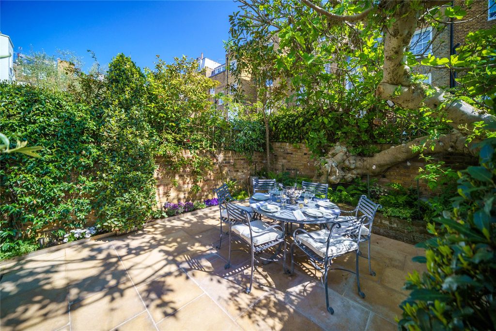 Property photo 2 of 25 Garden