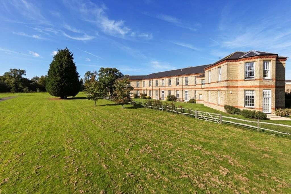 Property photo 2 of 10 Gladstone House, Horton Crescent, Epsom - Kt19 8Bw