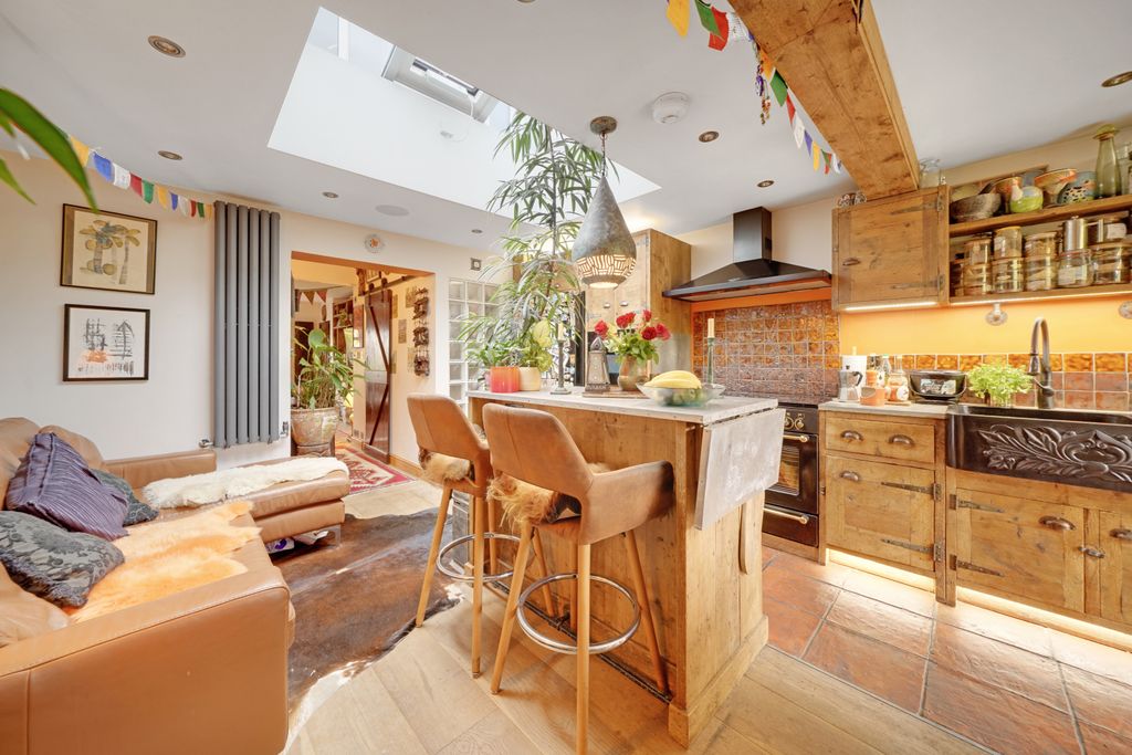 Property photo 2 of 14 Kitchen