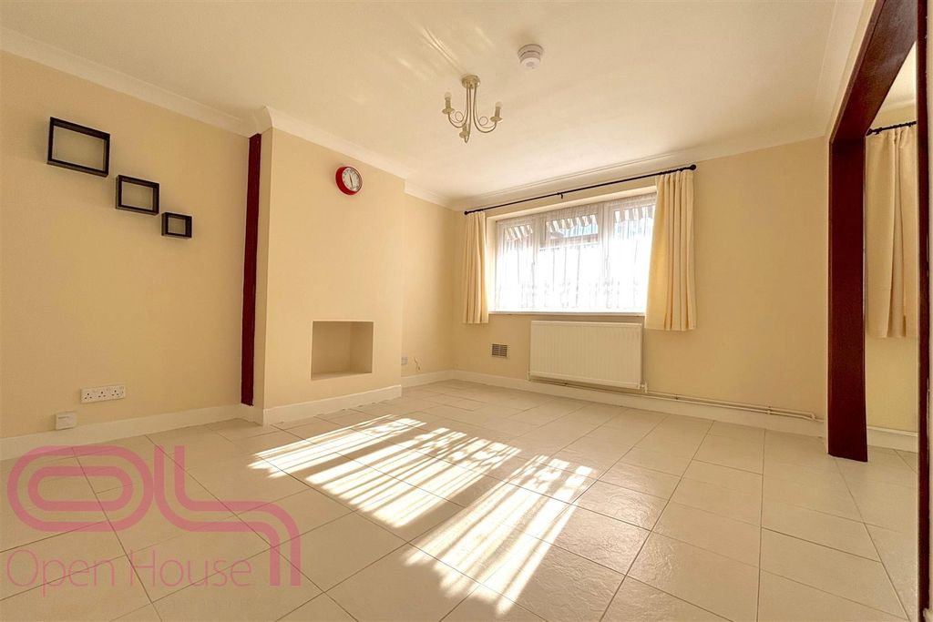 Property photo 1 of 10 Ivy Lane - Lounge.Jpg