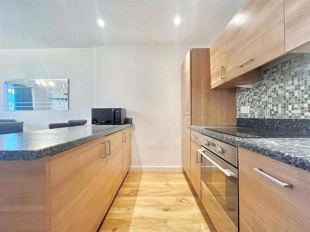 Property photo 3 of 11 Kitchen