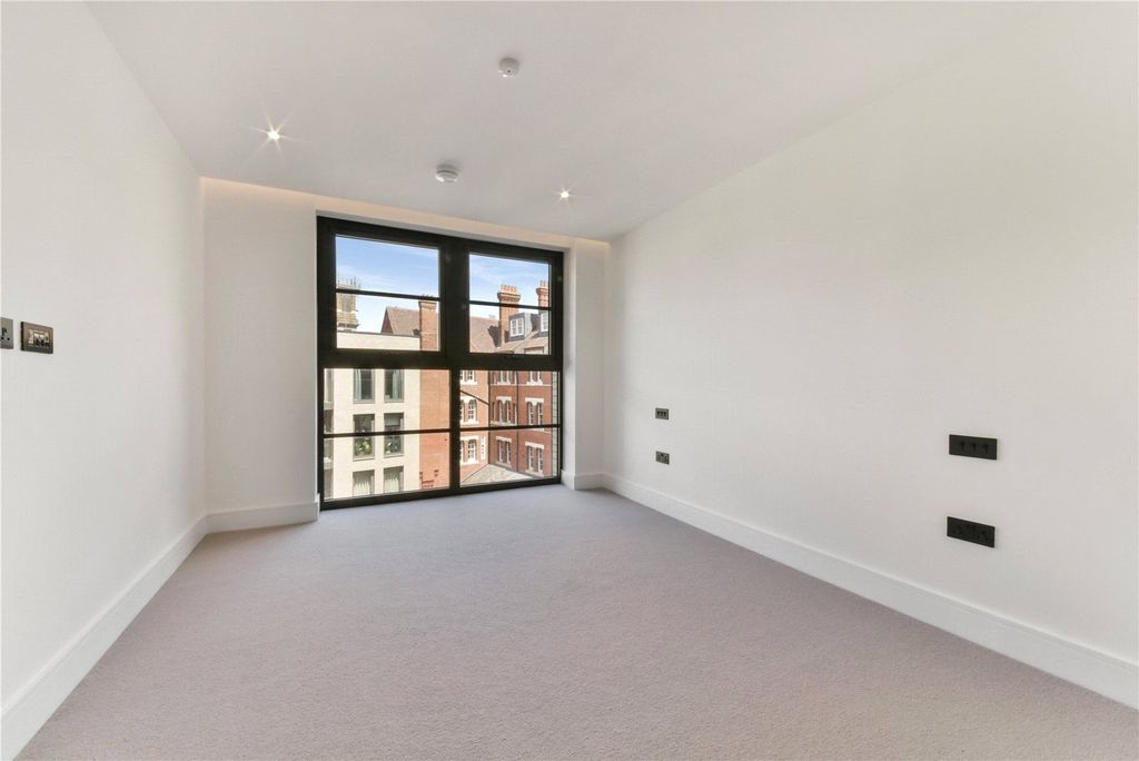 Property photo 3 of 10 27 Errington House