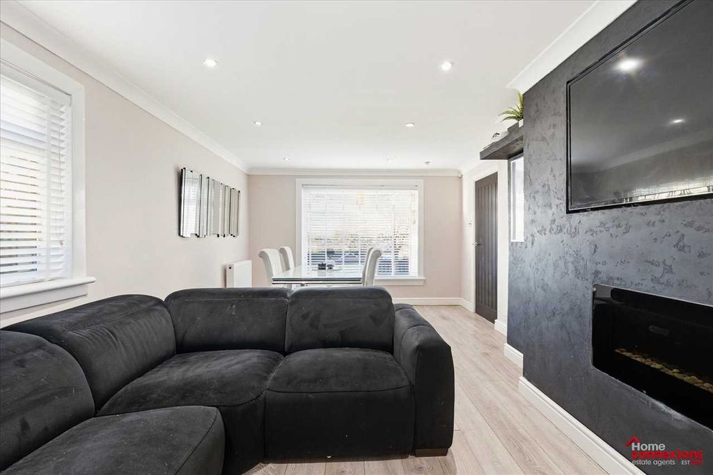 Property photo 3 of 31 Lounge Dining (2)