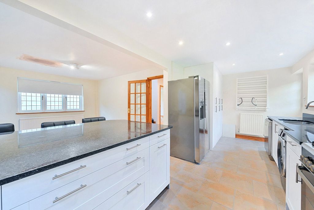 Property photo 3 of 18 Kitchen