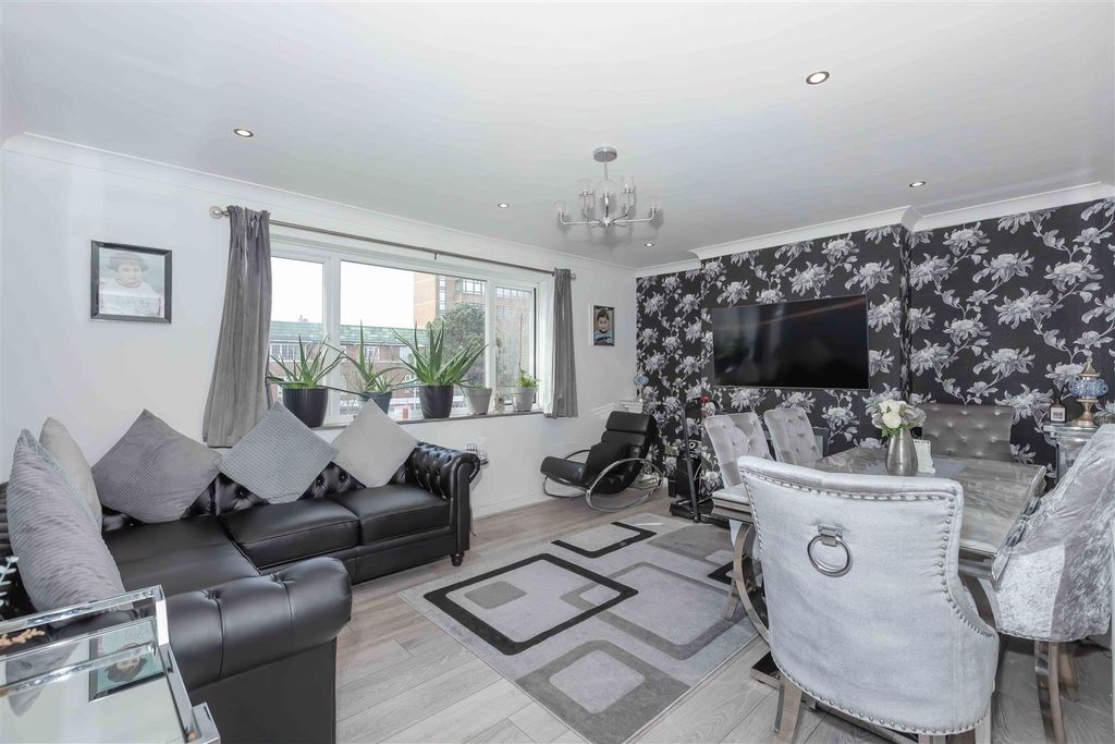 Property photo 2 of 11 Meadway.Jpg