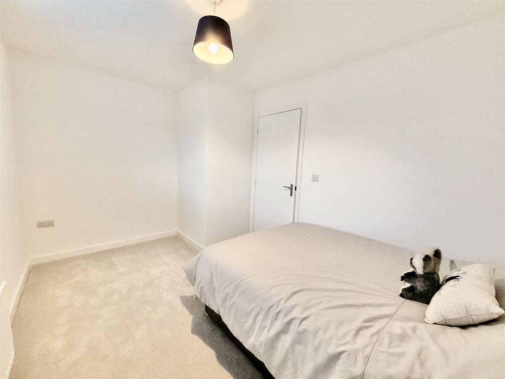 Property photo 3 of 10 Bed2.Jpeg
