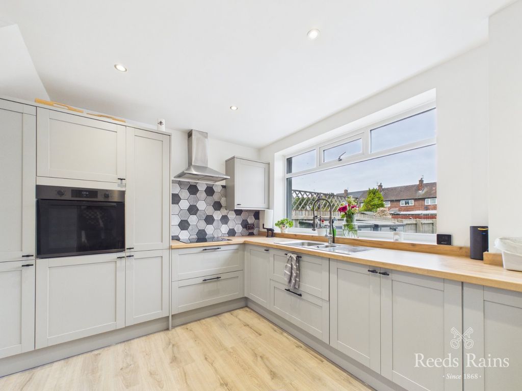 Property photo 2 of 25 Dining Kitchen