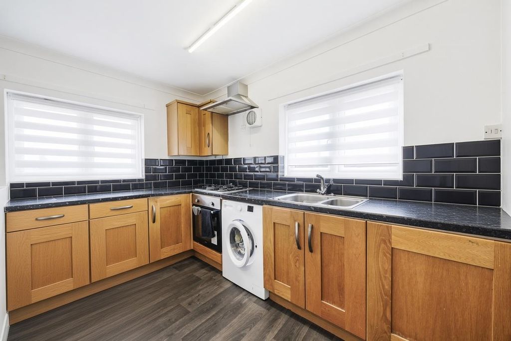 Property photo 2 of 8 Uqj2d.Jpg