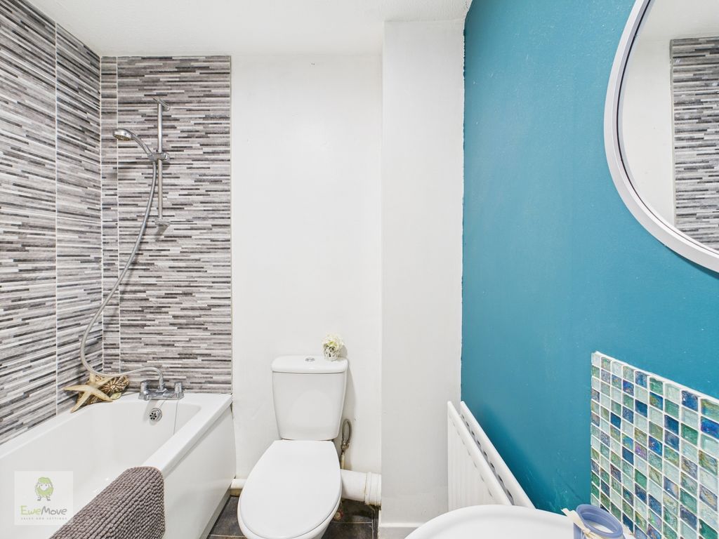 Property photo 3 of 10 Bathroom