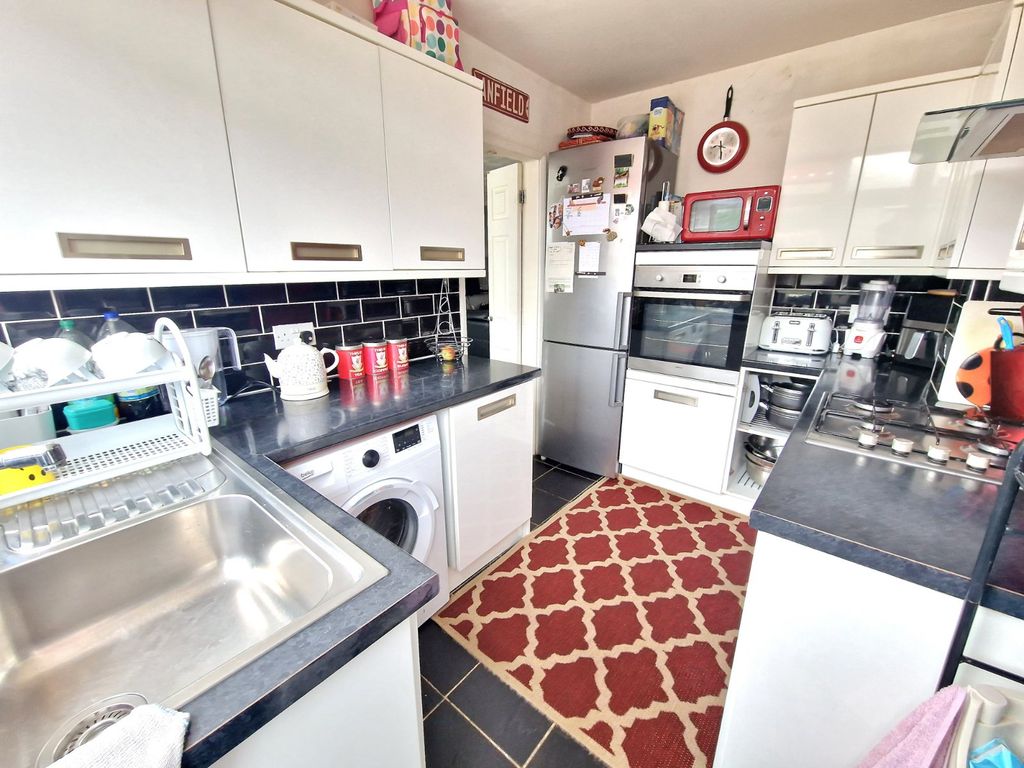 Property photo 3 of 10 Kitchen