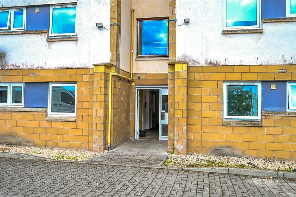 Property photo 2 of 21