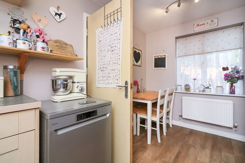 Property photo 3 of 27 Image00010