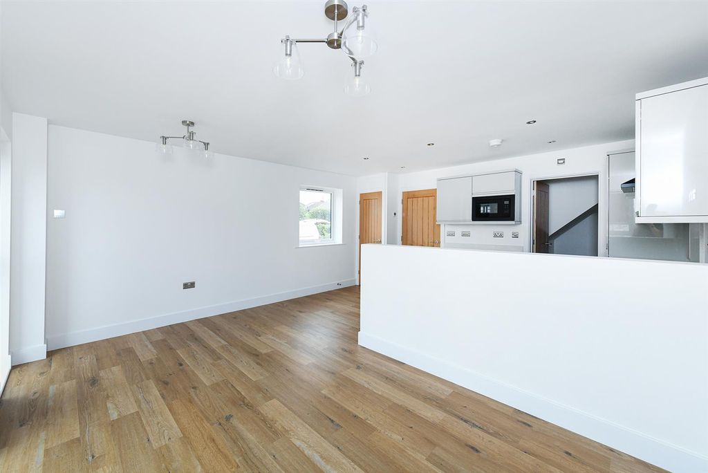 Property photo 3 of 15 Showhomebeeston-3