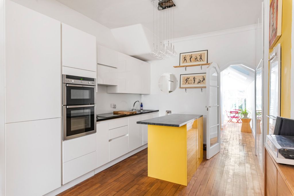 Property photo 2 of 12 Kitchen