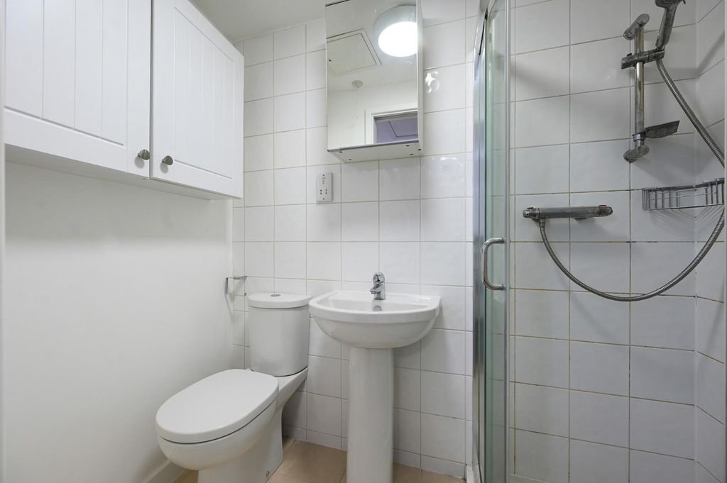 Property photo 3 of 4 Fbl - Flat 14, 132 Shepherds Bush Road - 7 (1).Jpg