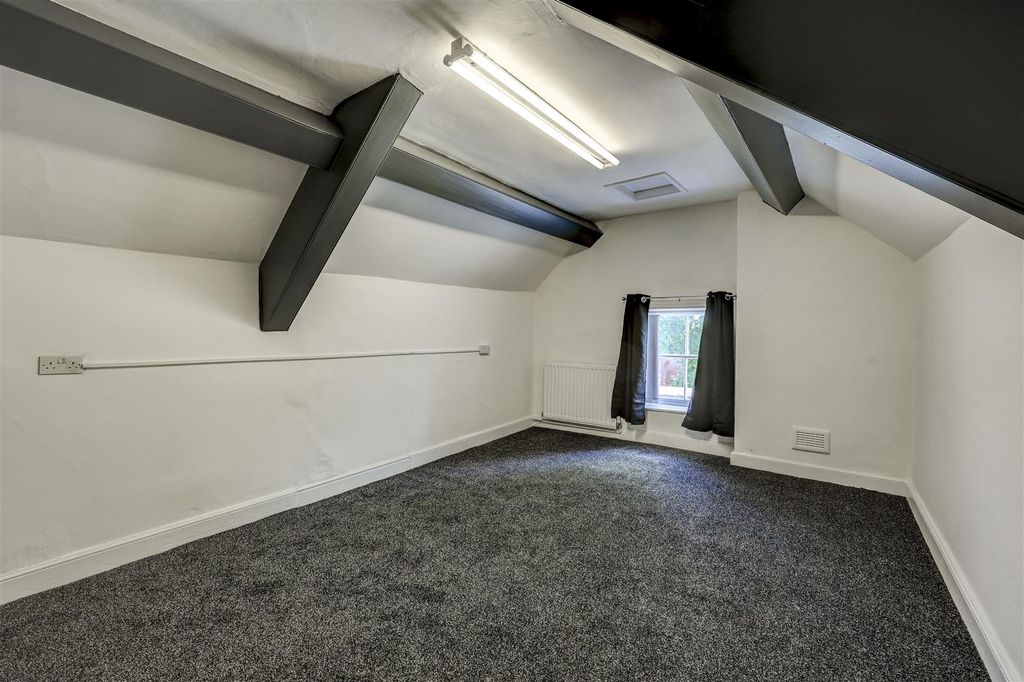 Property photo 1 of 23 Room 7