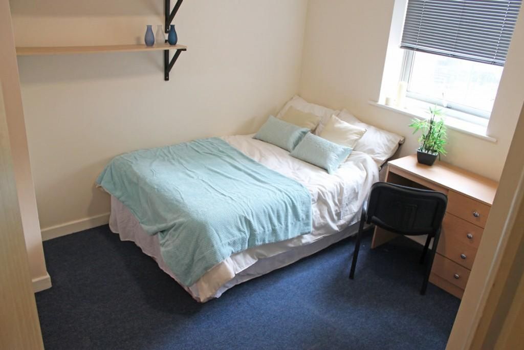 Property photo 2 of 5 This Inviting Double Bedroom Features A Cozy Bed W...