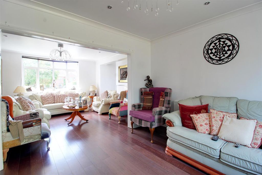 Additional image 8 of 5 bed detached house for saleMymms Drive, Brookmans Park AL9