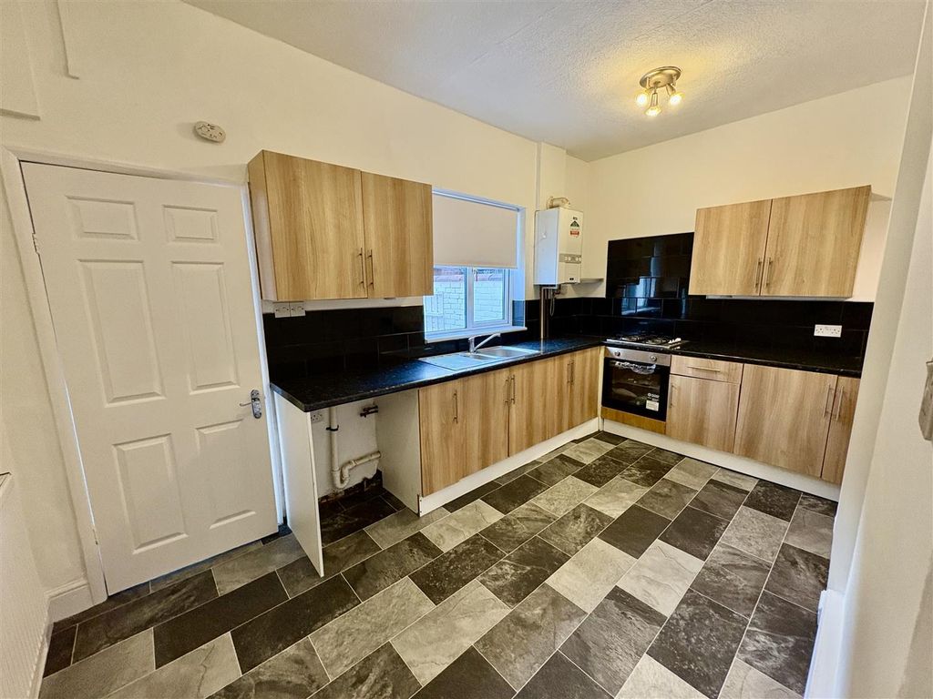 Property photo 3 of 12 Kitchen