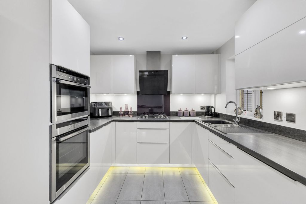 Property photo 3 of 29 Kitchen