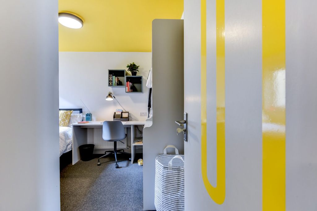 Property photo 2 of 5 Bright, Modern Single Bedroom With A Study Area: d...