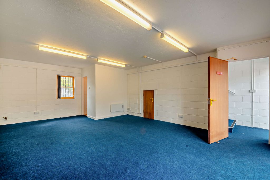 Property photo 3 of 7 8694012-Interior01-800