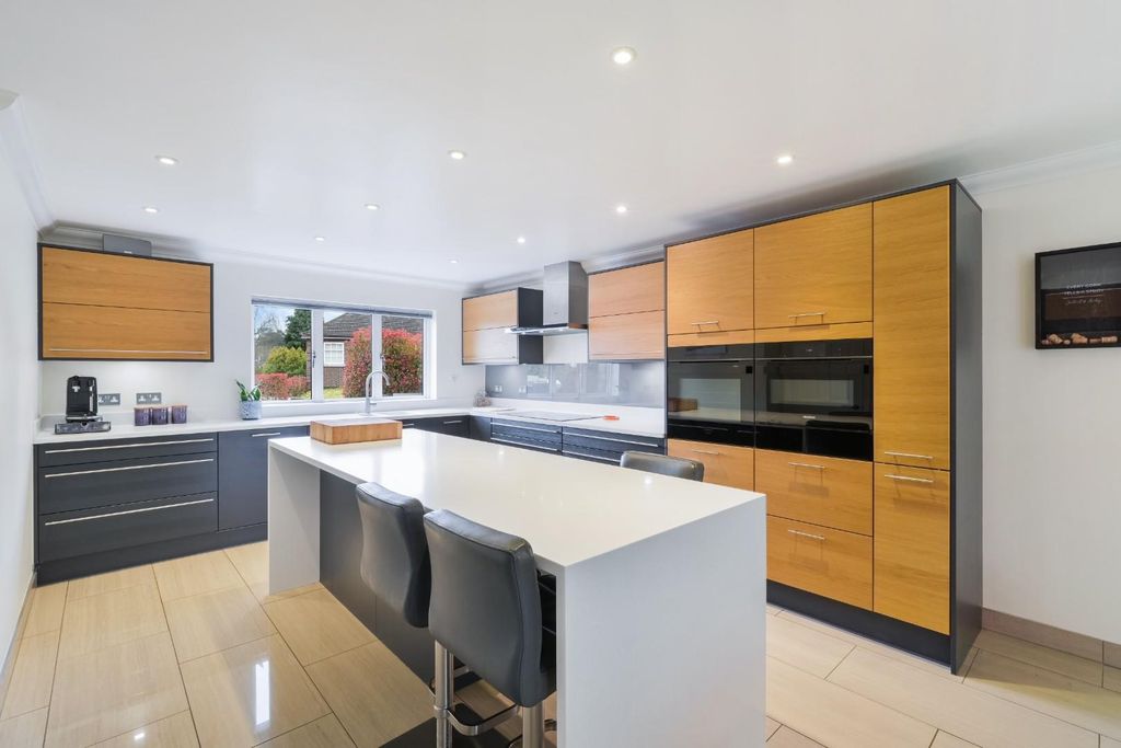 Property photo 3 of 27 Albertine Close