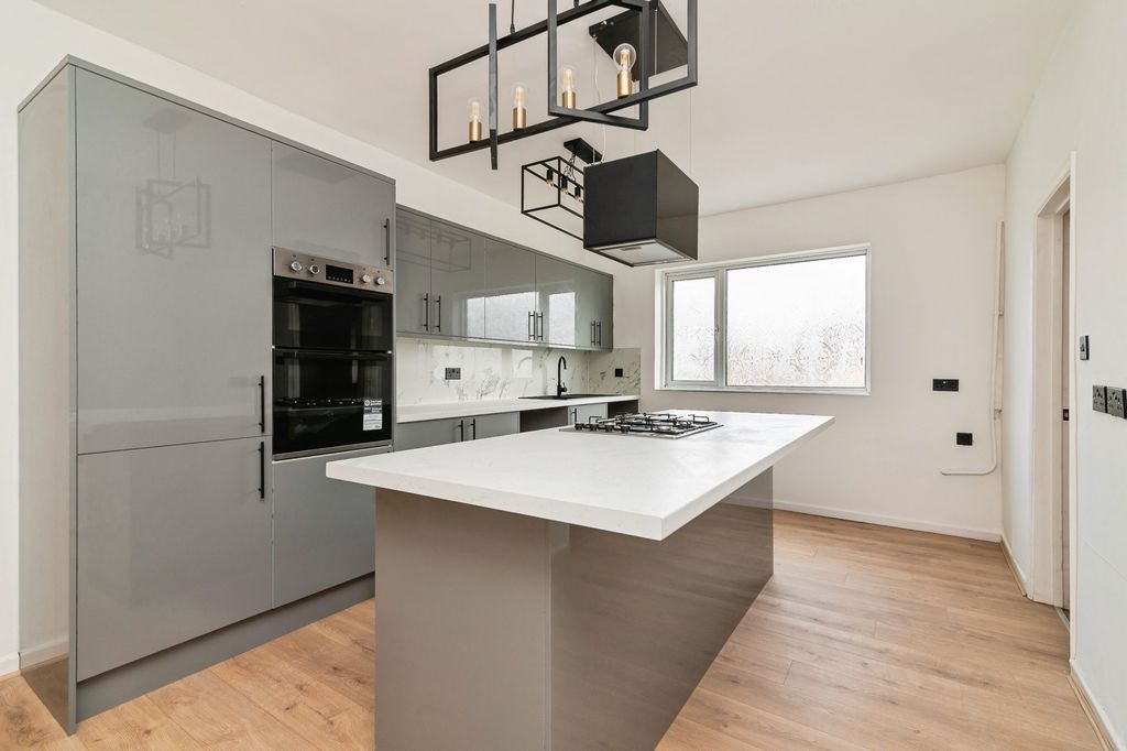 Property photo 3 of 18 Photo