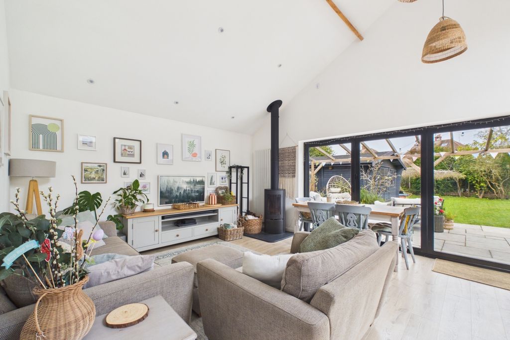 Property photo 2 of 18 Living 2