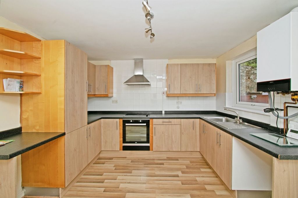 Property photo 3 of 10 Kitchen