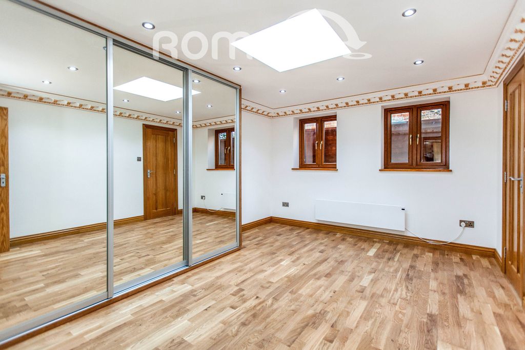 Property photo 3 of 6 Bed 1
