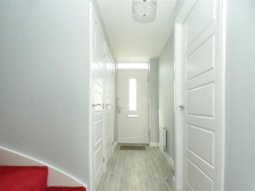 Property photo 3 of 19 Entrance Hall