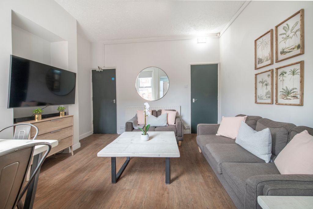 Property photo 1 of 10 Photo 0