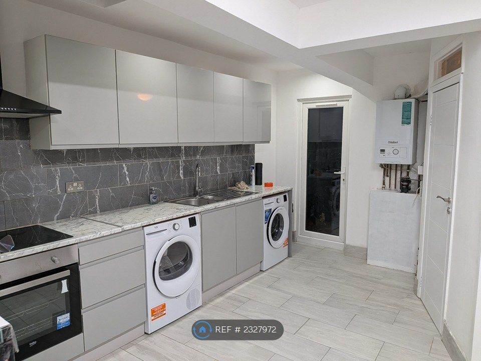 Property photo 2 of 11 Kitchen