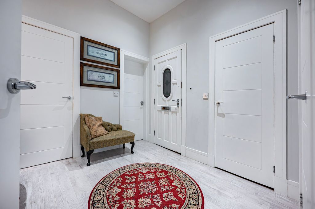 Property photo 2 of 31