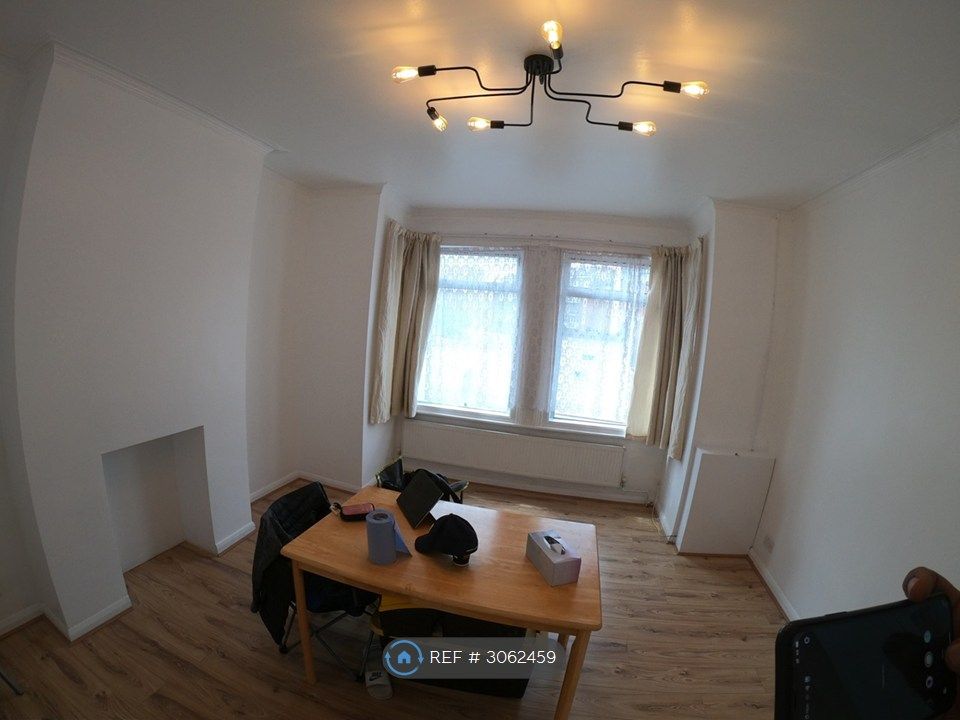 Property photo 3 of 21 Living Room