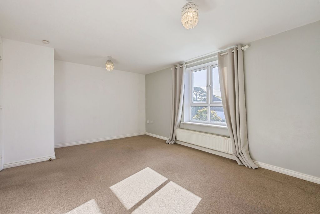 Property photo 3 of 11 Living Room