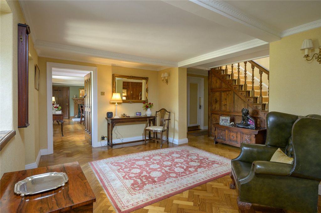 Property photo 3 of 17 Entrace Hall
