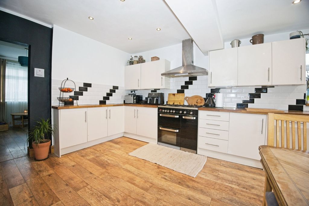 Property photo 3 of 18 Pbox-Img.Jpg