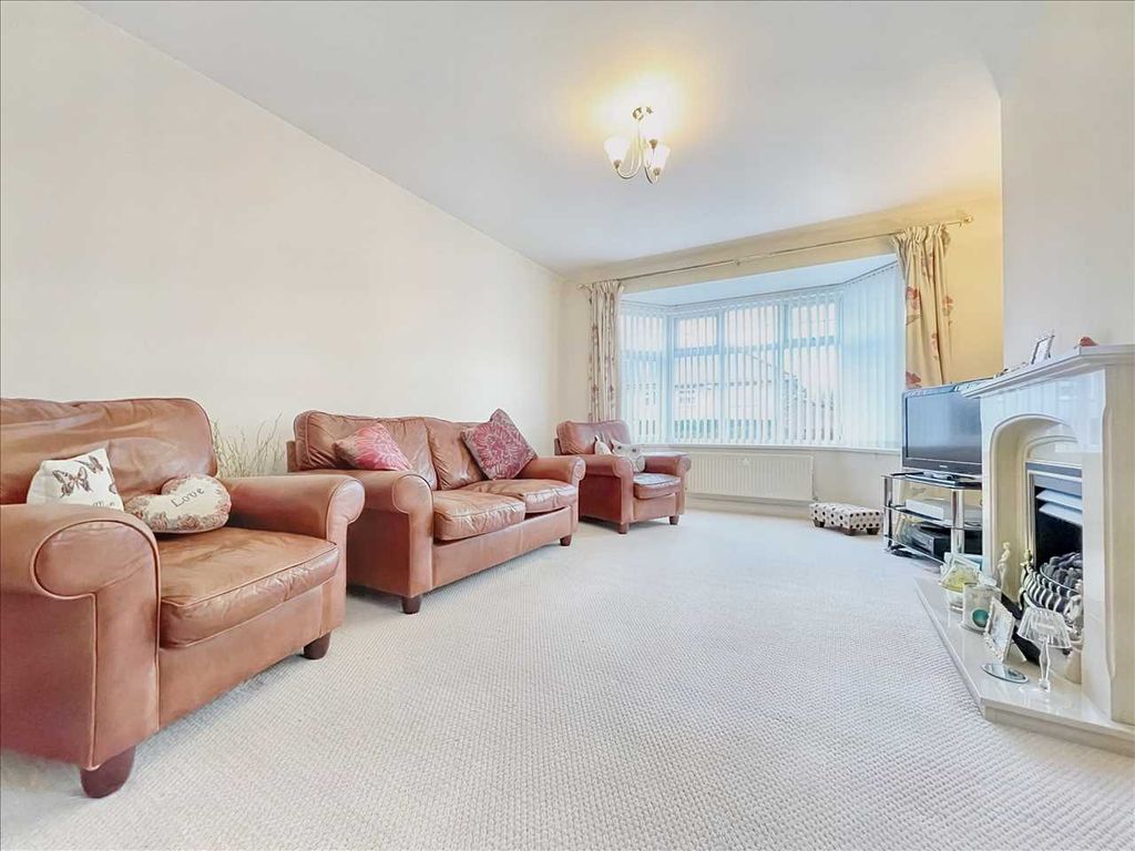 Property photo 3 of 21 Lounge