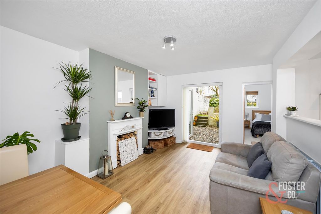 Property photo 2 of 15 Buckingham Road, 48A_005.Jpg